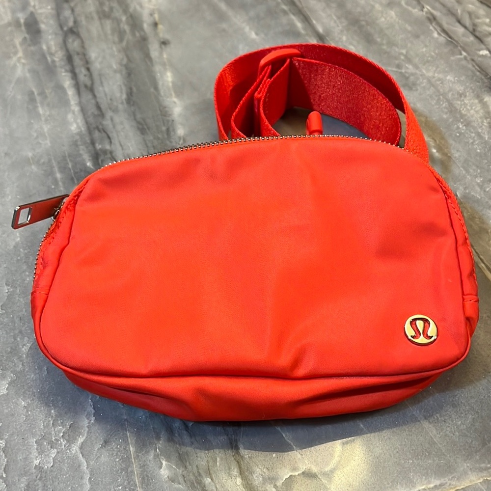 Lululemon Everywhere bag